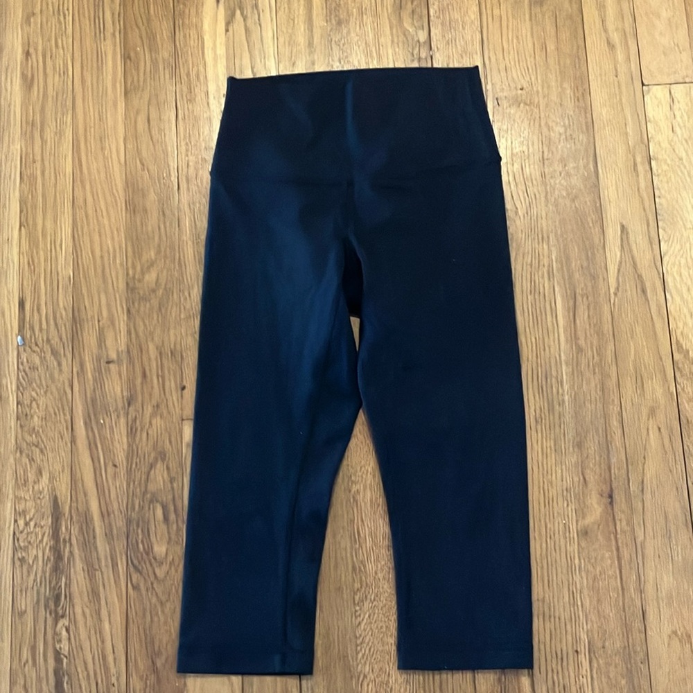 Lululemon black capri size 4